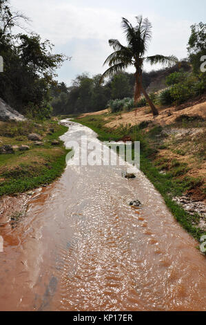 Flux de fées (Suoi Tien), Mui Ne, Vietnam. Le petit ruisseau est l'endroit où le désert et la jungle. Attraction géologique en rouge et blanc s Banque D'Images