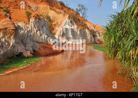 Flux de fées (Suoi Tien), Mui Ne, Vietnam. Le petit ruisseau est l'endroit où le désert et la jungle. Attraction géologique en rouge et blanc s Banque D'Images