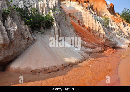 Flux de fées (Suoi Tien), Mui Ne, Vietnam. Le petit ruisseau est l'endroit où le désert et la jungle. Attraction géologique en rouge et blanc s Banque D'Images