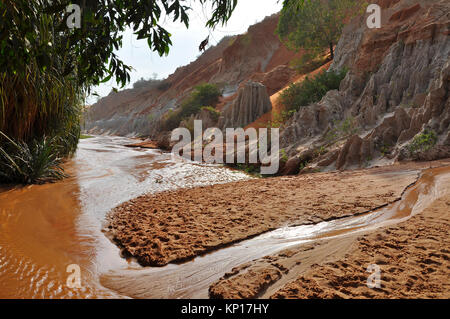 Flux de fées (Suoi Tien), Mui Ne, Vietnam. Le petit ruisseau est l'endroit où le désert et la jungle. Attraction géologique en rouge et blanc s Banque D'Images