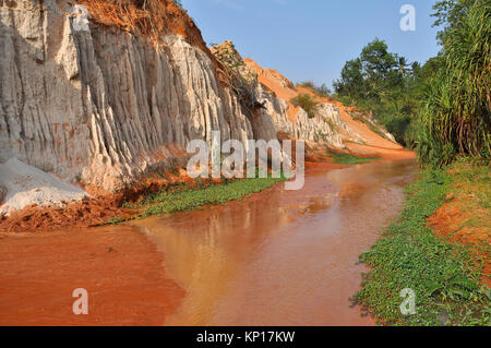 Flux de fées (Suoi Tien), Mui Ne, Vietnam. Le petit ruisseau est l'endroit où le désert et la jungle. Attraction géologique en rouge et blanc s Banque D'Images