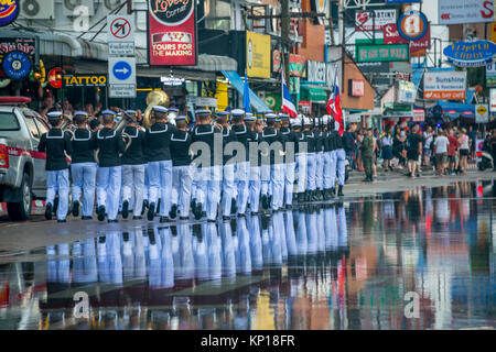 Pattaya, Thaïlande - 15 novembre 2017 : La Marine Parade marching après plaqués percer sur le 50e anniversaire de la Revue internationale de la flotte de l'ASEAN 2017 Banque D'Images