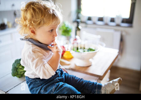 Bébé garçon dans la cuisine. Banque D'Images