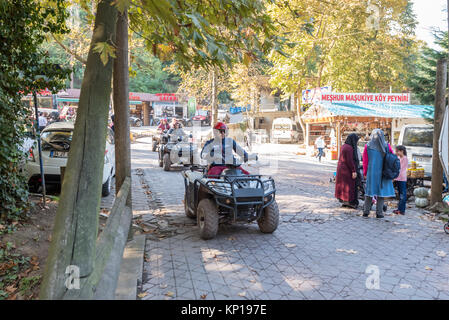 Des personnes non identifiées, équitation, quad ATV à Masukiye,une destination populaire pour les habitants et les touristes.Kocaeli.Turquie.22 octobre,2017 Banque D'Images