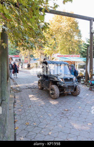 Des personnes non identifiées, équitation, quad ATV à Masukiye,une destination populaire pour les habitants et les touristes.Kocaeli.Turquie.22 octobre,2017 Banque D'Images