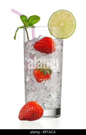 Verre de cubes de glace avec des fraises et décorées avec tranche de citron et de menthe poivrée Banque D'Images