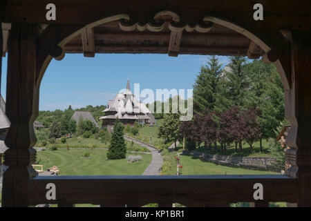 Le Monastère Barsana, Maramures, Roumanie. Vue du balcon de l'église. Banque D'Images