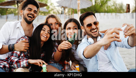 Heureux les jeunes gens en tenant vos autoportraits Banque D'Images