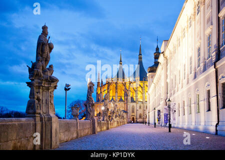 Terrasse avec des statues, Collège des Jésuites (1667, Domenico Orsi, St. Barbora cathédrale, l'UNESCO, Kutna Hora, Central Bohemia, République tchèque - la nuit photo Banque D'Images