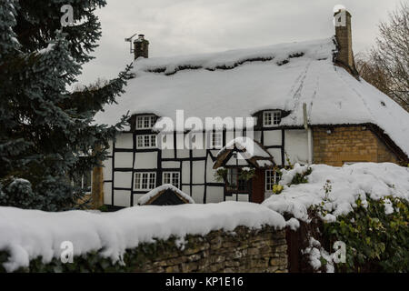 Des scènes d'hiver traditionnel village des Cotswolds Banque D'Images