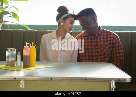 Heureux couple romancing in restaurant Banque D'Images