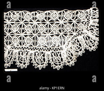 Ce fragment de dentelle flamande du XVIIe siècle illustre la dentelle complexe de la bobine, mettant en valeur le savoir-faire artisanal typique de l'époque. Banque D'Images