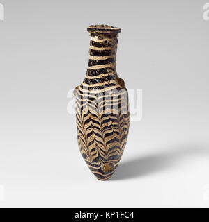 Le verre grec amphoriskos MET DP151250 est un petit flacon de parfum de la Méditerranée orientale, daté du 2ème au milieu du 1er siècle avant J.C. et mesurant 14 cm de hauteur. Banque D'Images