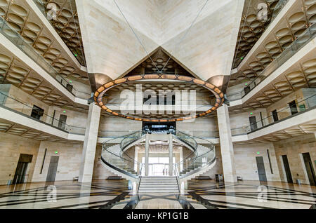 Musée d'Art Islamique, Doha (Qatar). Juillet 2017. Vue de la salle principale des escaliers. Le musée est la plus prisée de Doha, l'icône de l'architecture conçue par le wor Banque D'Images