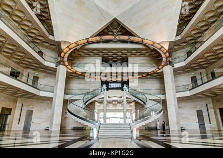 Musée d'Art Islamique, Doha (Qatar). Juillet 2017. Vue de la salle principale des escaliers. Le musée est la plus prisée de Doha, l'icône de l'architecture conçue par le wor Banque D'Images