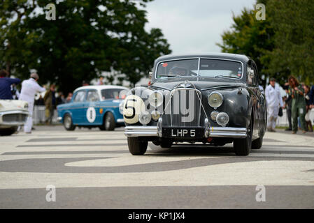 1955 Jaguar MkVII de quitter la zone d'assemblage pour le St Mary's Trophy au Goodwood Revival 2017 Banque D'Images