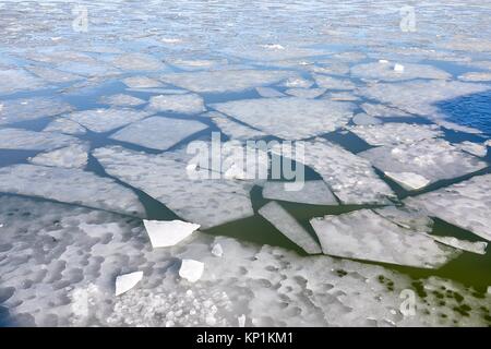 La glace d'hiver sur l'eau Banque D'Images