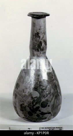 Flacon de parfum en verre romain du IIe-IIIe siècle de notre ère, avec un corps piriforme avec un col cylindrique et un bord biseauté. Banque D'Images