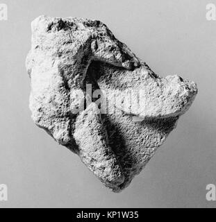 Ces fragments de calcaire représentent des draperies de la fin de la période classique (IVe siècle av. J.-C.), attribuées à la culture grecque, sud-italienne, tarentine. Ils représentent des portions de vêtements, mettant en valeur l'art textile de l'époque. Banque D'Images