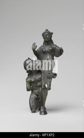Statuette en bronze représentant un satyre et un maenad, représentant des figures de la mythologie grecque. La sculpture capture le mouvement dynamique et l'anatomie détaillée, reflétant les techniques artistiques classiques. Banque D'Images