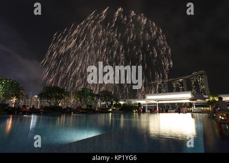 Le 50e anniversaire de l'indépendance de Singapour a été célébrée avec un grand nombre de feux d'artifice sur la baie de Plaisance. Banque D'Images