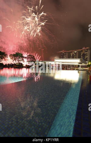 Le 50e anniversaire de l'indépendance de Singapour a été célébrée avec un grand nombre de feux d'artifice sur la baie de Plaisance. Banque D'Images