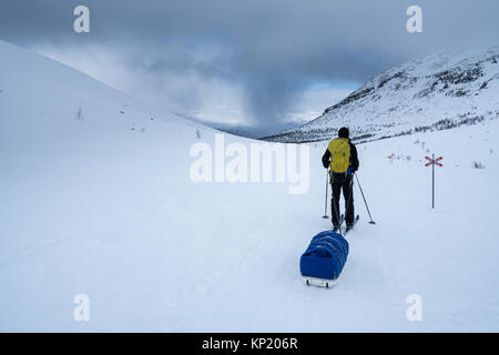 Ski de randonnée en Laponie suédoise, dans la région de montagnes massives Kebnekaise. La Suède, Europe Banque D'Images