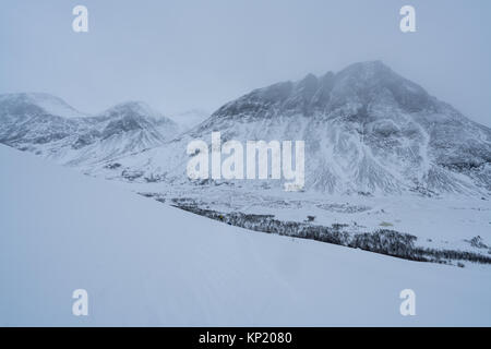 Ski de randonnée en Laponie suédoise, dans la région de montagnes massives Kebnekaise. La Suède, Europe Banque D'Images