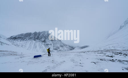 Ski de randonnée en Laponie suédoise, dans la région de montagnes massives Kebnekaise. La Suède, Europe Banque D'Images