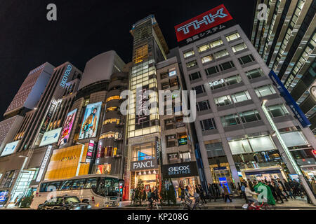 Ginza, Tokyo - Décembre 2017 : Début de saison de Noël dans des logements surpeuplés à Ginza Chuo dori street quartier commerçant de luxe par nuit. Banque D'Images