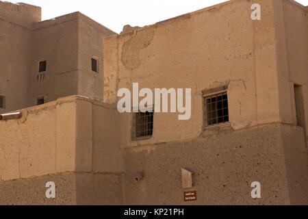 Oman ancienne fort célèbre pour son architecture ancienne de construction utilisés pour l'intérieur et l'extérieur. d'écran et texture sable bhala fort Oman près de Nizwa Banque D'Images