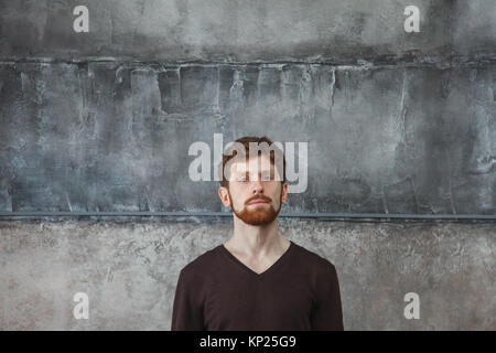 Jeune homme au mur de béton Banque D'Images