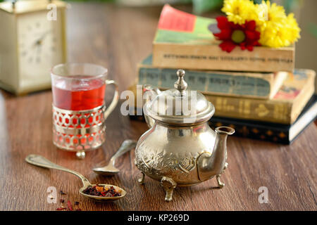 Tasse de thé et d'argent à l'ancienne théière sur table en bois Banque D'Images