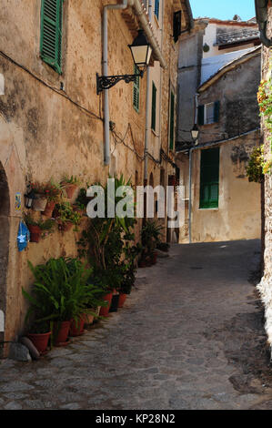 Retour street dans le village de Valldemossa sur Majorque, Espagne. Banque D'Images