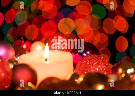 Décoration de table fleurs de noël avec bougies Banque D'Images