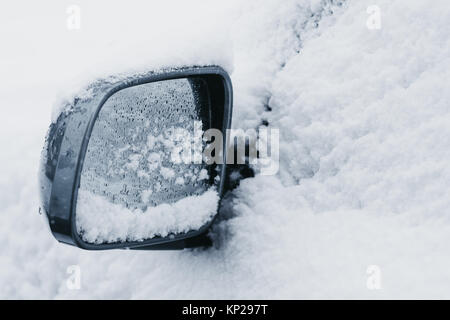 Gros plan d'un rétroviseur chauffant de voiture. Système de chauffage des  rétroviseurs de la voiture. Dégivrage des rétroviseurs Photo Stock - Alamy