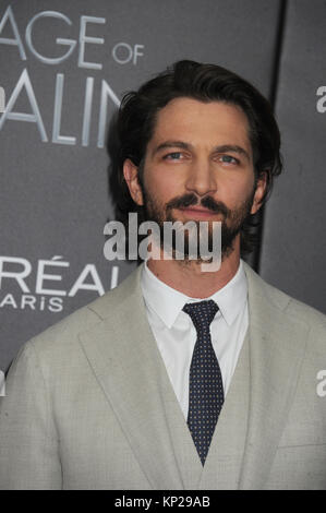 NEW YORK, NY - 19 avril : Michiel Huisman assiste à "l'âge d'Adaline' premiere dans l'AMC Loews Lincoln Square 13 theatre le 19 avril 2015 à New York. People : Michiel Huisman Banque D'Images