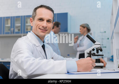 Technicien de laboratoire prise de notes Banque D'Images