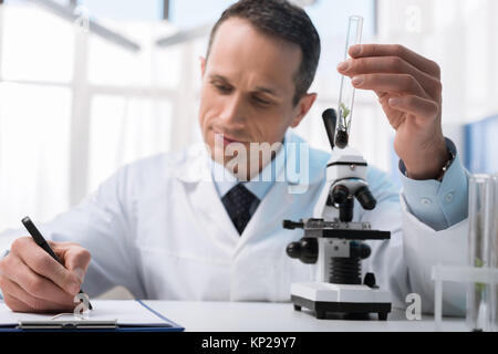 Technicien de laboratoire prise de notes Banque D'Images