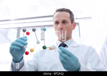 Doctor examining molecular model Banque D'Images