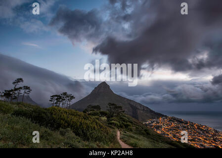 Une tempête oves dans plus de Lions Head et Le Cap, Afrique du Sud sur un début de soirée. Banque D'Images