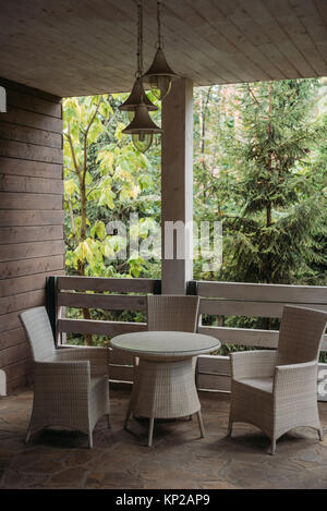 Chaises sur terrasse dans maison de campagne Banque D'Images