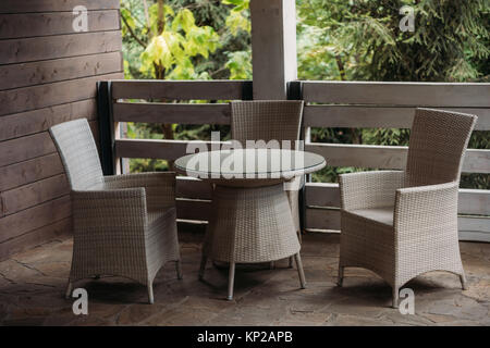 Chaises sur terrasse dans maison de campagne Banque D'Images