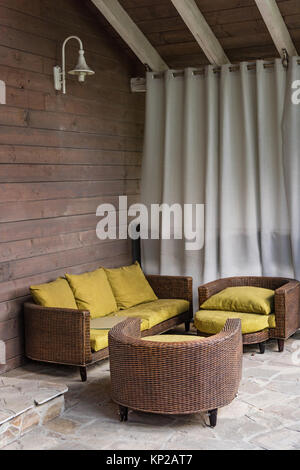 Chaises sur terrasse dans maison de campagne Banque D'Images