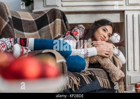 Femme avec ours pose en fauteuil Banque D'Images