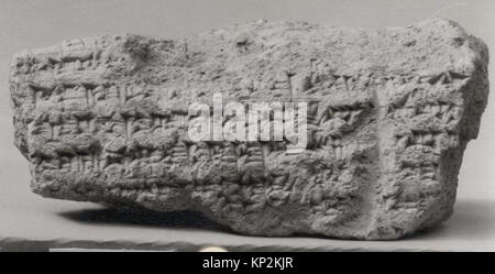 Cylindre cunéiforme babylonien du Metropolitan Museum of Art inscrit par Nebucadnetsar II sur les réparations et la construction sur un mur de la ville et les douves environnantes, illustrant les pratiques administratives et architecturales. Banque D'Images