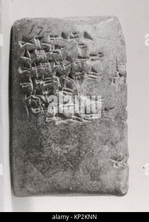Cette tablette cunéiforme néo-babylonienne, datée autour de 626–605 av. J.-C., documente la livraison d'animaux pour offrandes au temple d'Ebabbar à Sippar. Fabriqué à partir d’argile, il reflète les pratiques administratives de l’époque. Banque D'Images