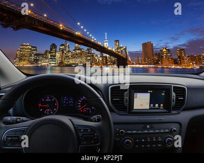 Vue d'un tableau de bord de voiture avec une unité de navigation d'un voyage à New York City. Banque D'Images