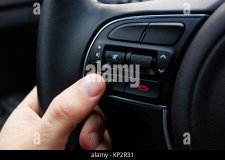 Boutons sur le volant pour accepter ou rejeter des appels à partir du téléphone. Banque D'Images