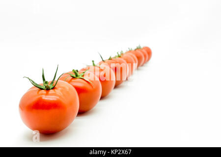 Les tomates rouges d'affilée sur fond blanc Banque D'Images